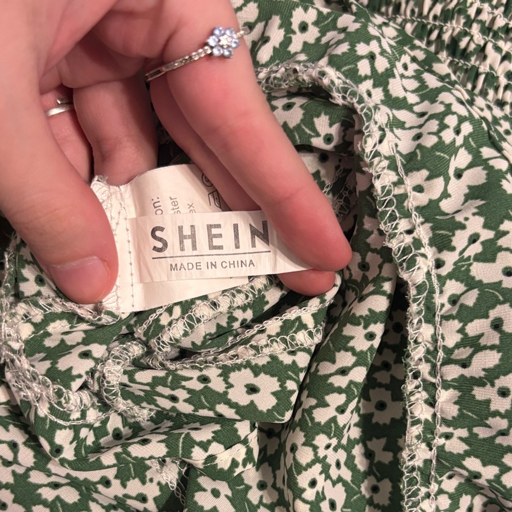 Green Floral SHEIN Mini Dress – Flowy & Feminine - Picture 4 of 8